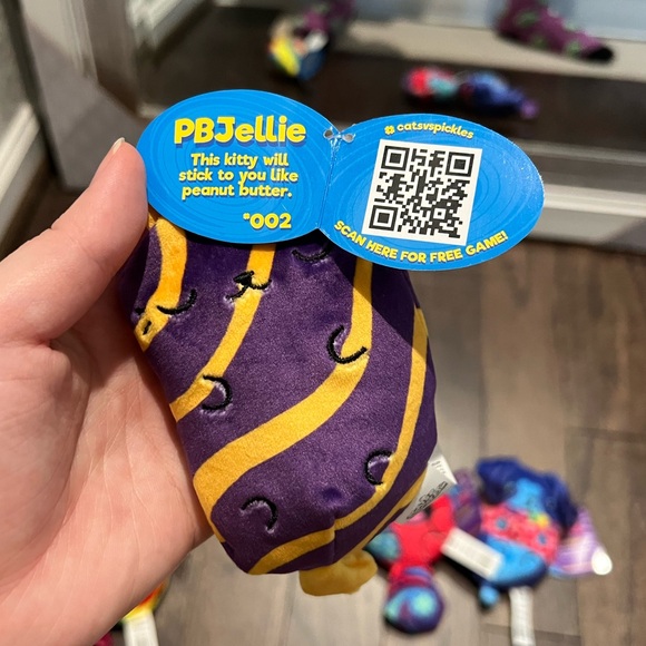 Set of 4 - Dogs vs Squirrels, Cats vs Pickles Bean bag stuffed toys - Picture 3 of 5